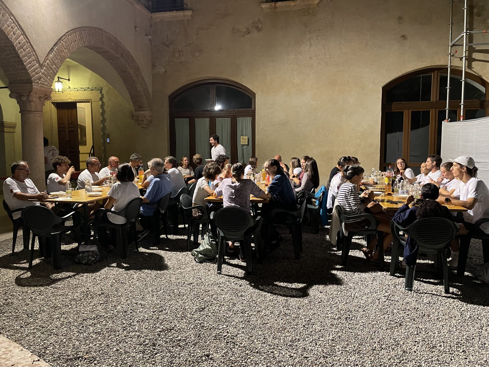 Cena finale di Di casa in casa nel chiostro