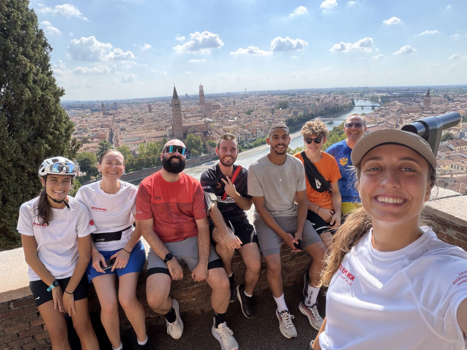 Gruppo Non per ultimi a Castel San Pietro con vista su Verona