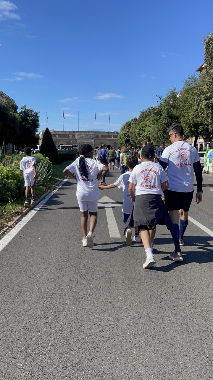 Partecipanti alla Straverona con le maglie Non per ultimi