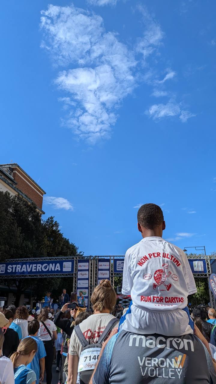Partecipanti alla Straverona davanti al palco