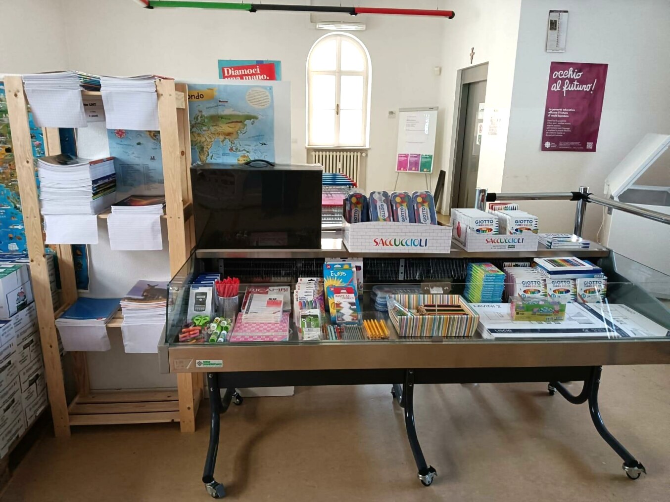 Materiale scolastico pronto per i kit scuola distribuiti da Caritas Verona