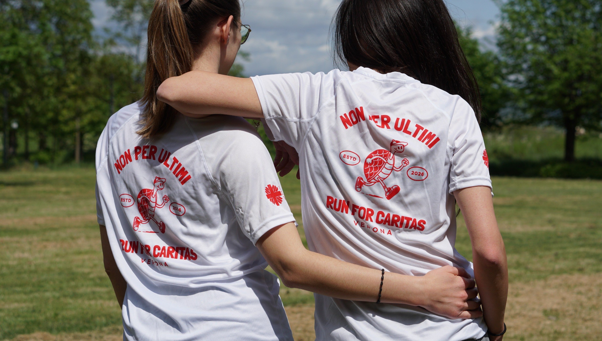 La maglia Non per ultimi — Run for Caritas Verona